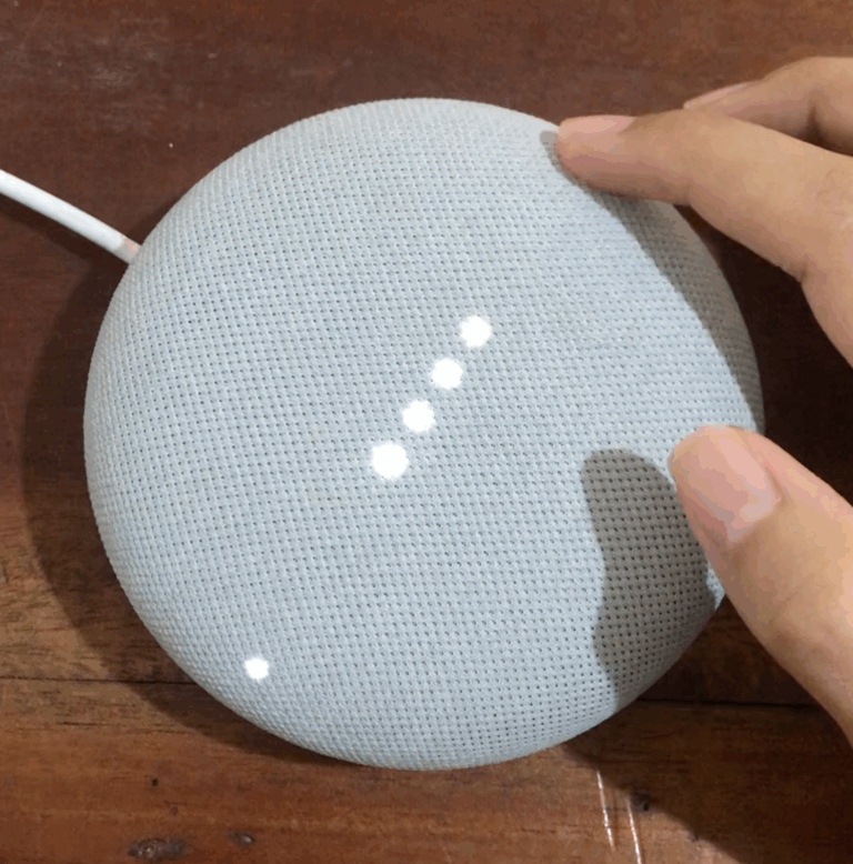 Mengatur volume speaker Google Nest Mini.